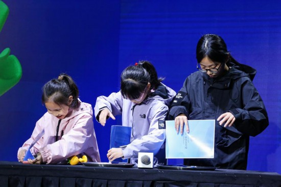 11月23日，小观众在浙江杭州举办的2024菠萝科学奖现场进行科学实验。新华社发